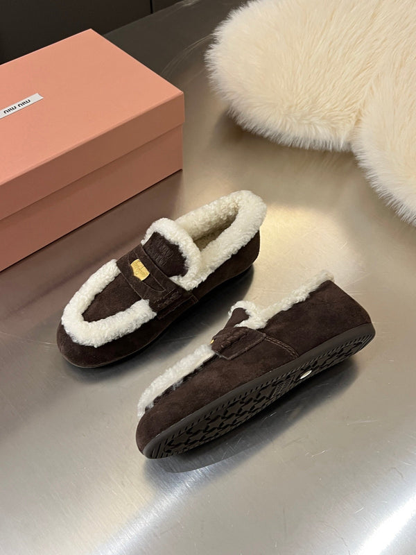 Mocassino Miu in pelle scamosciata e shearling color neutro intenso con logo in rilievo 455916