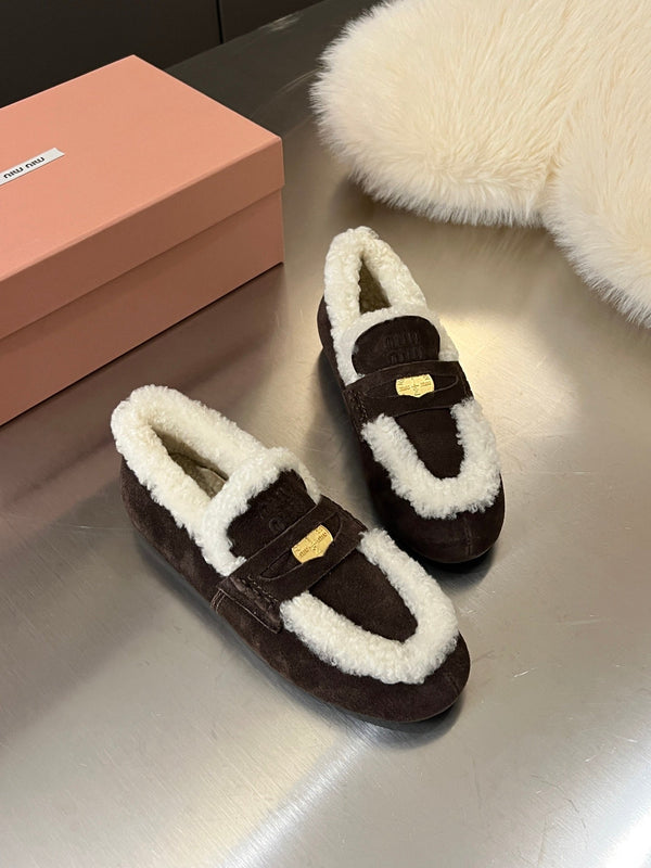 Mocassino Miu in pelle scamosciata e shearling color neutro intenso con logo in rilievo 455916