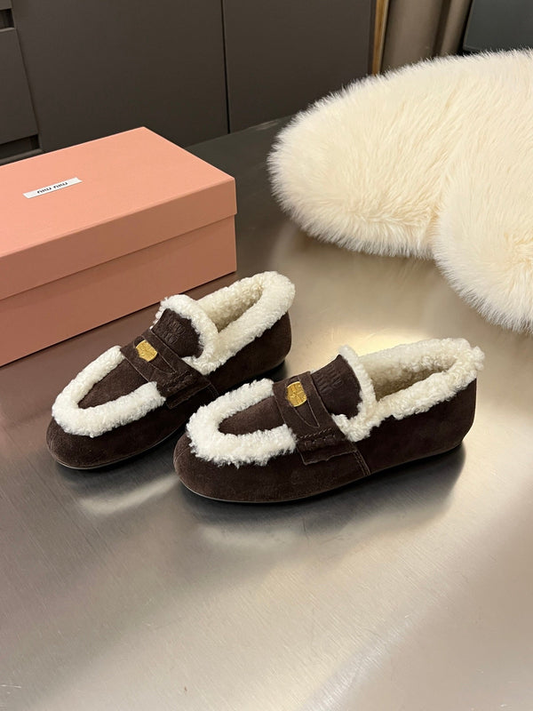 Mocassino Miu in pelle scamosciata e shearling color neutro intenso con logo in rilievo 455916