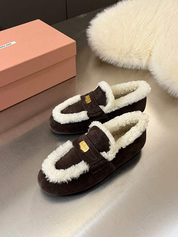 Mocassino Miu in pelle scamosciata e shearling color neutro intenso con logo in rilievo 455916