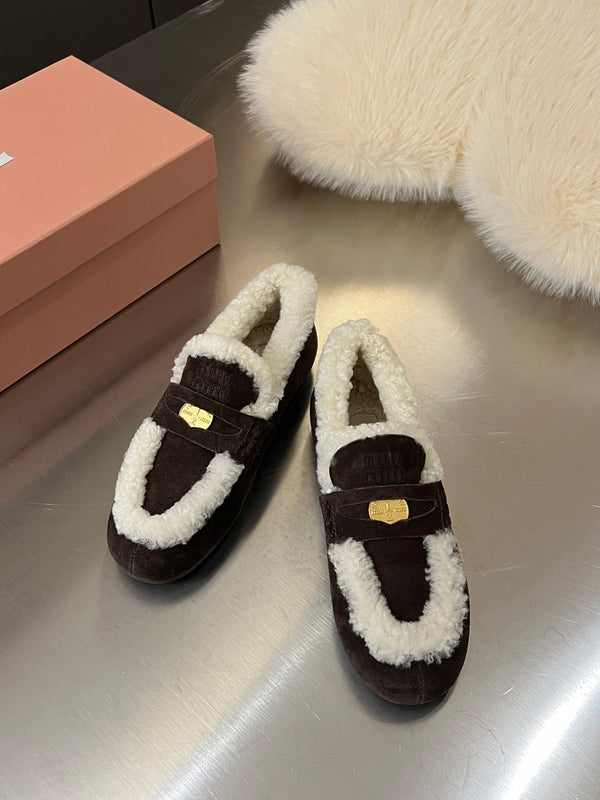 Mocassino Miu in pelle scamosciata e shearling color neutro intenso con logo in rilievo 455916