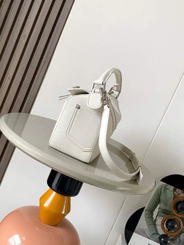 Sac Panta Small Puzzle Loewe 24 cm en cuir de veau brillant blanc