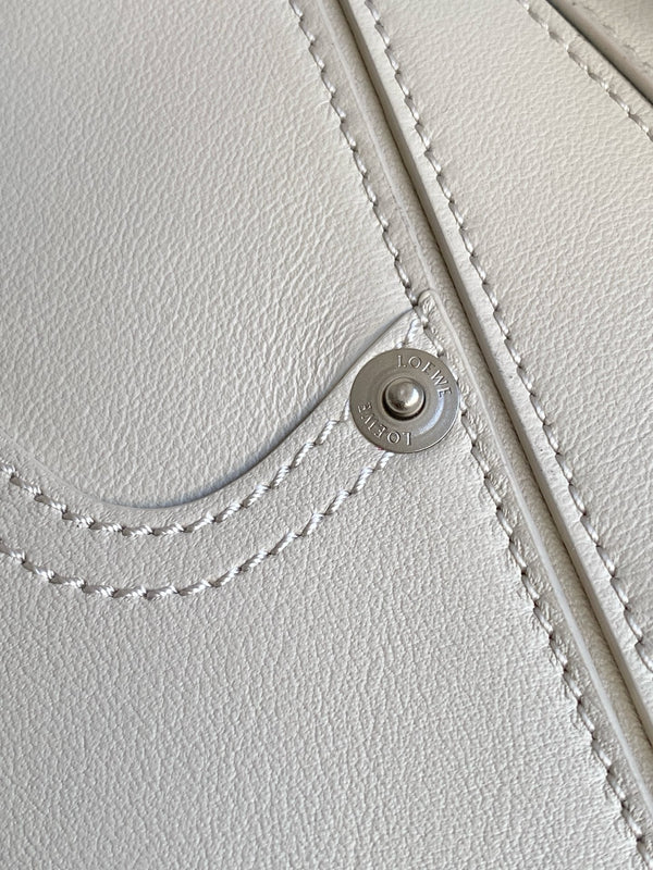 Sac Panta Small Puzzle Loewe 24 cm en cuir de veau brillant blanc