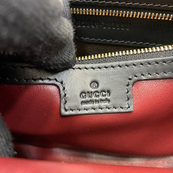 BORSA A TRACOLLA JACKIE PICCOLA 27 IN PELLE DI VITELLO NERA E FERRAMENTA ORO