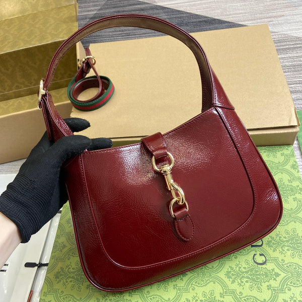 BORSA A TRACOLLA JACKIE PICCOLA 27 IN PELLE DI VITELLO LACCATA SCREPOLATA ROSSO VINO CON FERRAMENTA ORO