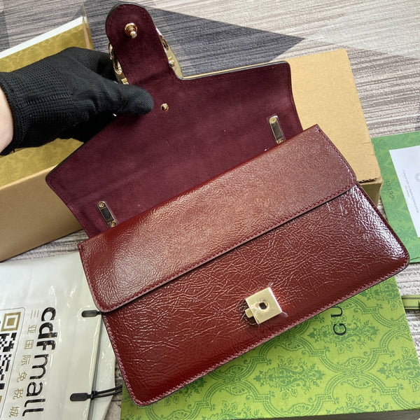 BORSA A TRACOLLA PICCOLA DYONYSUS 28 IN PELLE DI VITELLO GOFFRATA LACCATA ROSSO VINO, FERRAMENTA IN ARGENTO