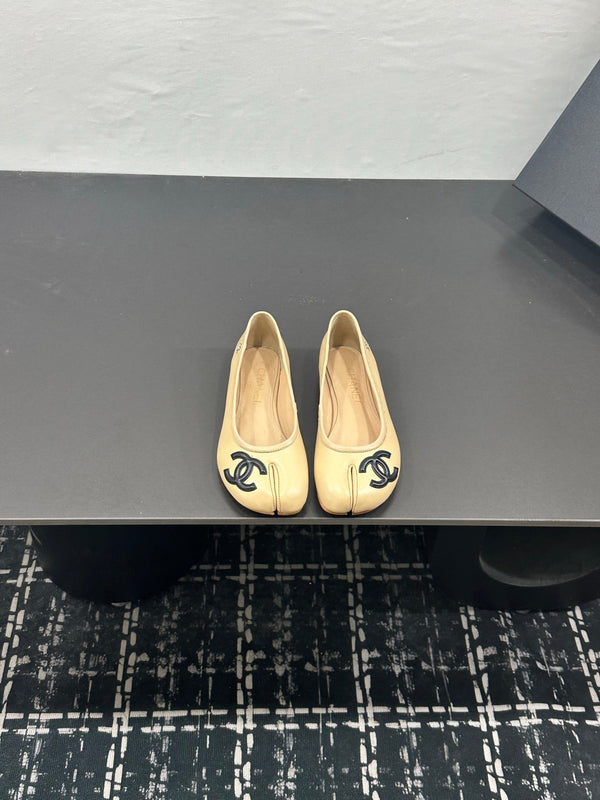 CC 26s Coco Beach Split-Toe Ballet Flats Beige Lambskin 832539