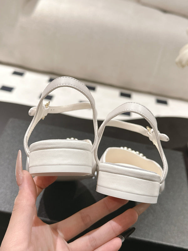 cc 25p mary jane in pelle di agnello bianca grosgrain nero con logo in perla 237512