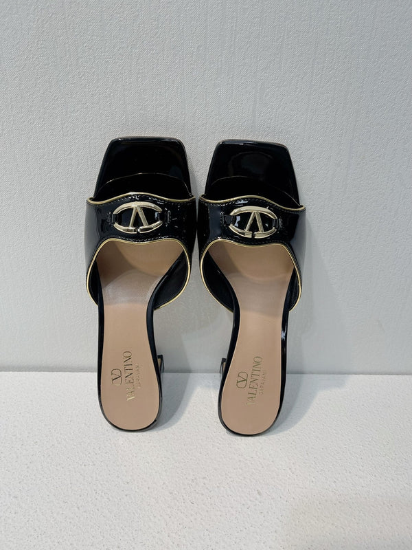 Sandalo con tacco medio VT in pelle di pecora nera 292757