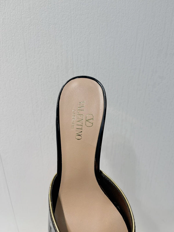 Sandalo con tacco medio VT in pelle di pecora nera 292757