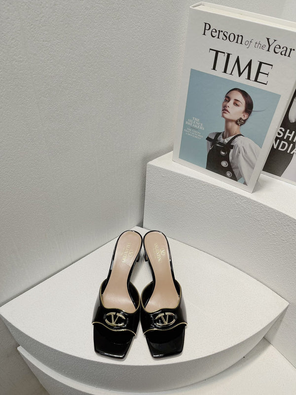 Sandalo con tacco medio VT in pelle di pecora nera 292757