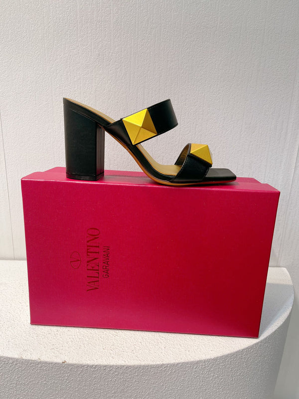 VT One Stud Leather Sandals Black Cowhide 292887