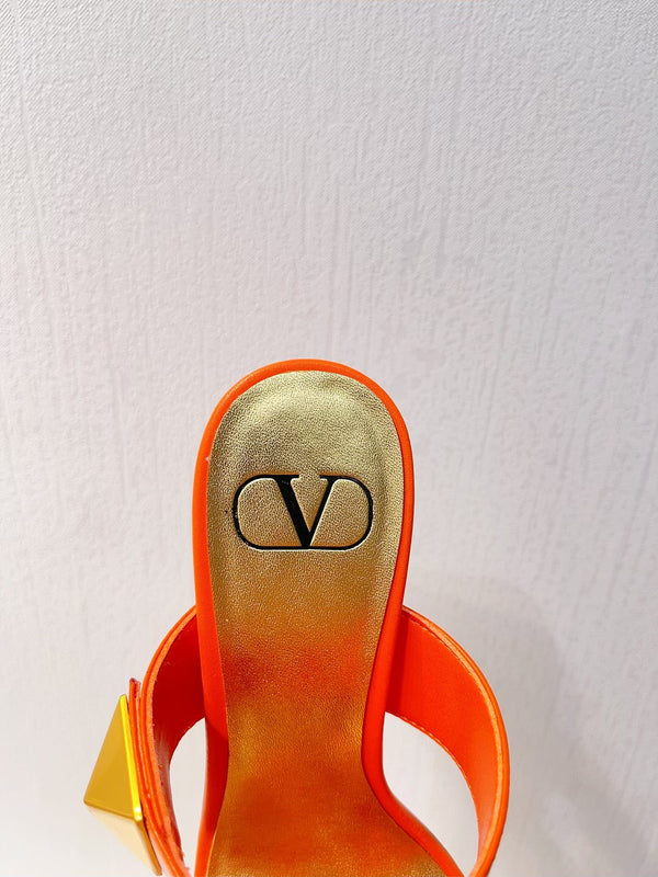 Sandali in pelle con borchie VT One in vacchetta arancione 292755