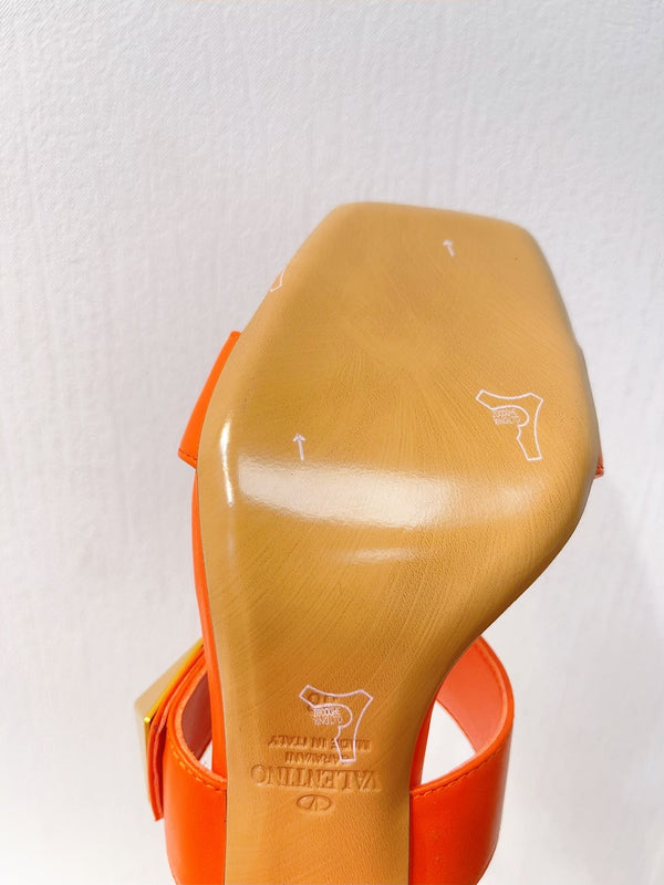 Sandali in pelle con borchie VT One in vacchetta arancione 292755