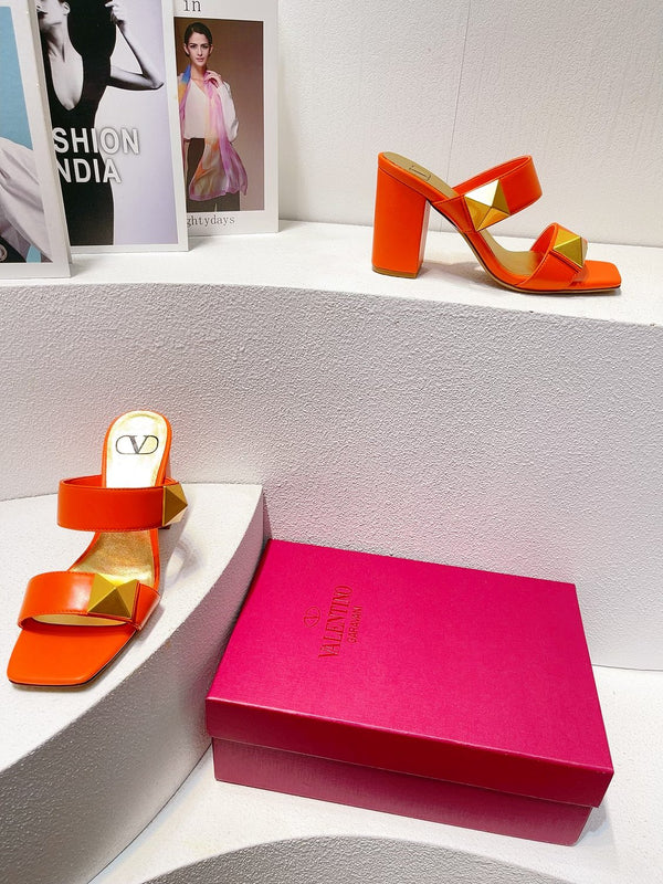 Sandali in pelle con borchie VT One in vacchetta arancione 292755