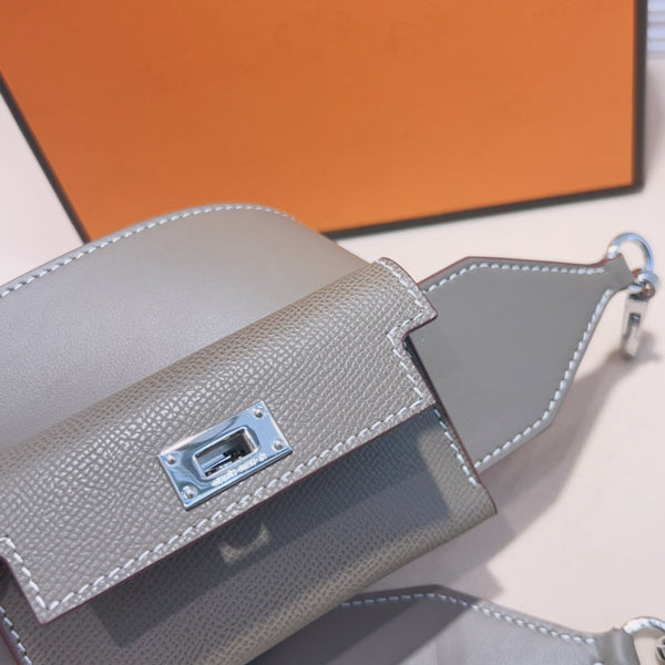 Tracolla Kelly Pocket 50mm grigia Epsom con hardware argentato