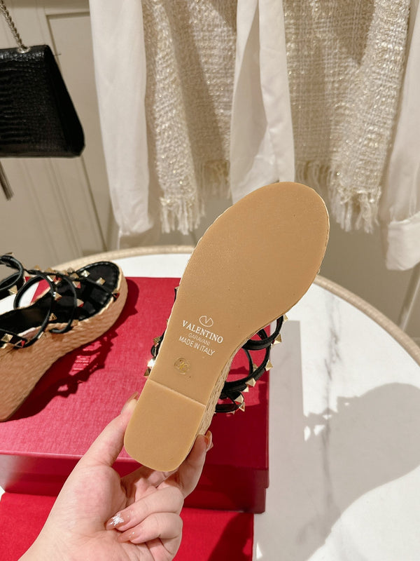 SANDALO ROCKSTUD CON ZEPPA E CINTURINO ALLA CAVIGLIA IN PELLE DI VITELLO NERA 95 MM