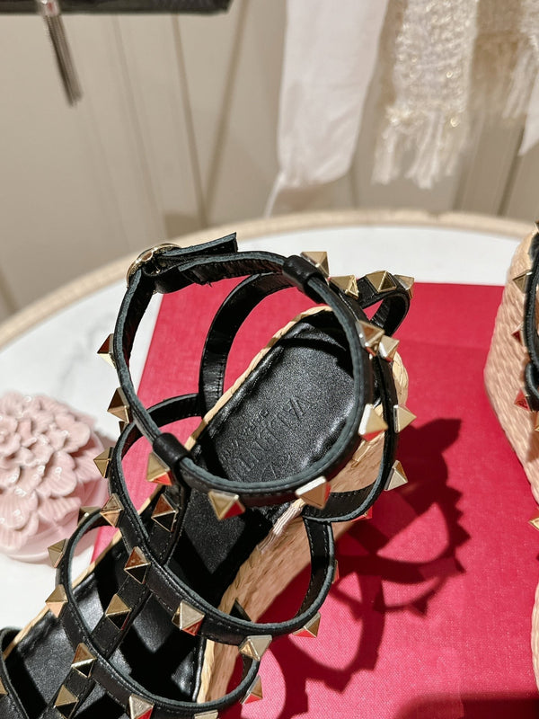 SANDALO ROCKSTUD CON ZEPPA E CINTURINO ALLA CAVIGLIA IN PELLE DI VITELLO NERA 95 MM