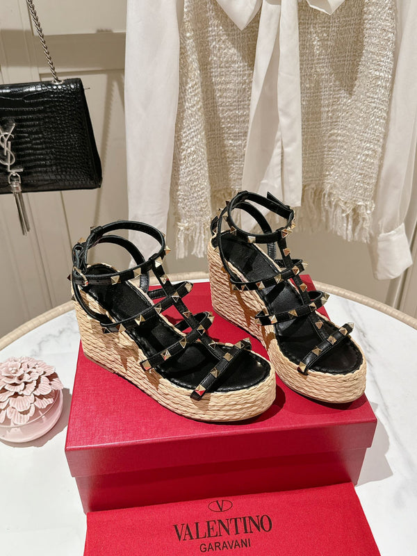 SANDALO ROCKSTUD CON ZEPPA E CINTURINO ALLA CAVIGLIA IN PELLE DI VITELLO NERA 95 MM