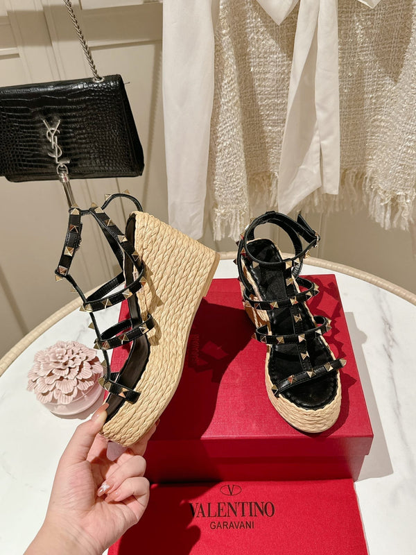 SANDALO ROCKSTUD CON ZEPPA E CINTURINO ALLA CAVIGLIA IN PELLE DI VITELLO NERA 95 MM