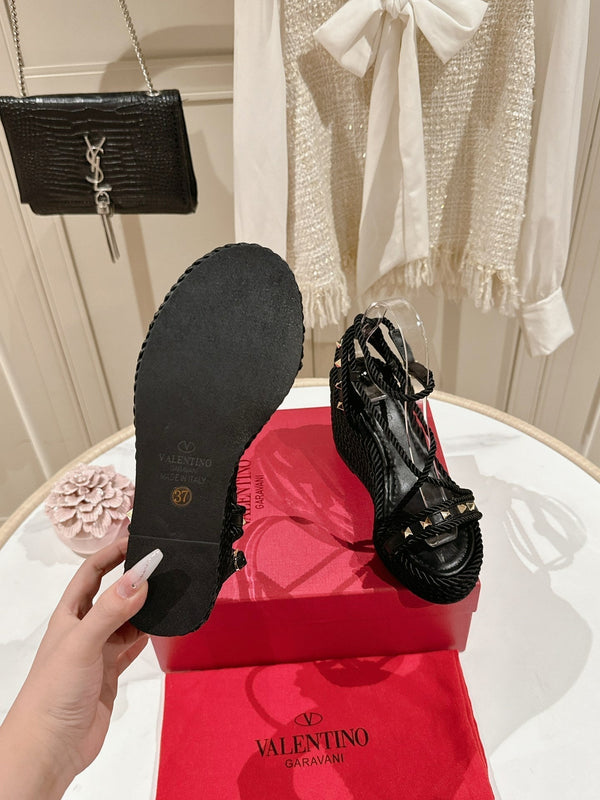 Rockstud Flatform Sandal 10mm In Black Calfskin And Nylon Rope 829393