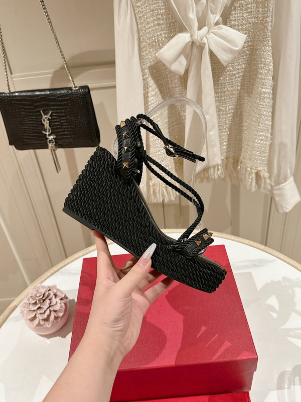 Rockstud Flatform Sandal 10mm In Black Calfskin And Nylon Rope 829393