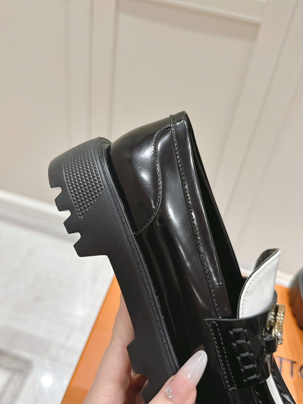 LV District Flat Loafer Black White Calfskin 480790