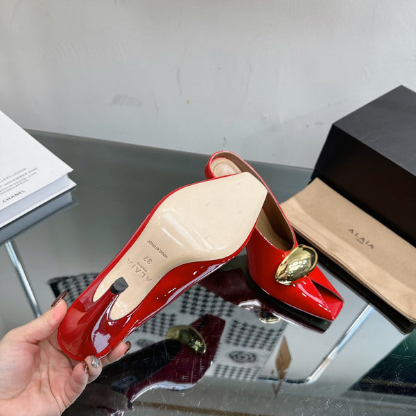 DÉCOLLETÉ ALAIA AZZEDINE IN PELLE DI VITELLO ROSSO CILIEGIA CON FERRAMENTA ORO