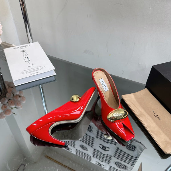 DÉCOLLETÉ ALAIA AZZEDINE IN PELLE DI VITELLO ROSSO CILIEGIA CON FERRAMENTA ORO