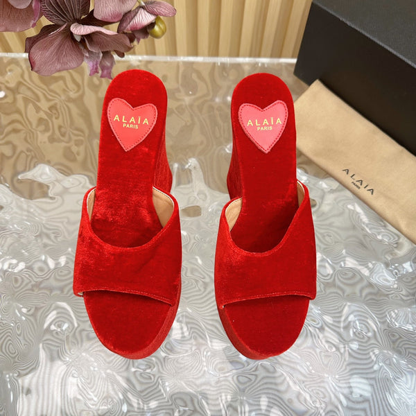 ZEPPA ALAIA IN VELLUTO ROSSO CILIEGIA CON CUORE RICAMATO