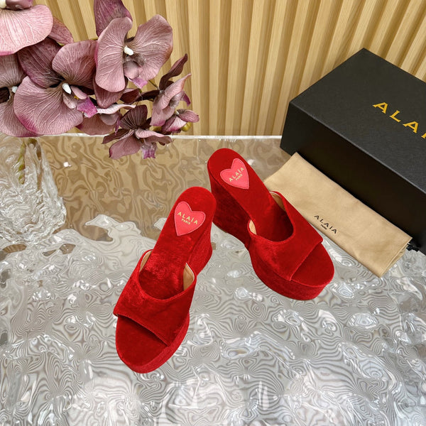 ZEPPA ALAIA IN VELLUTO ROSSO CILIEGIA CON CUORE RICAMATO