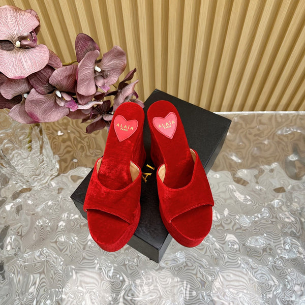 ZEPPA ALAIA IN VELLUTO ROSSO CILIEGIA CON CUORE RICAMATO