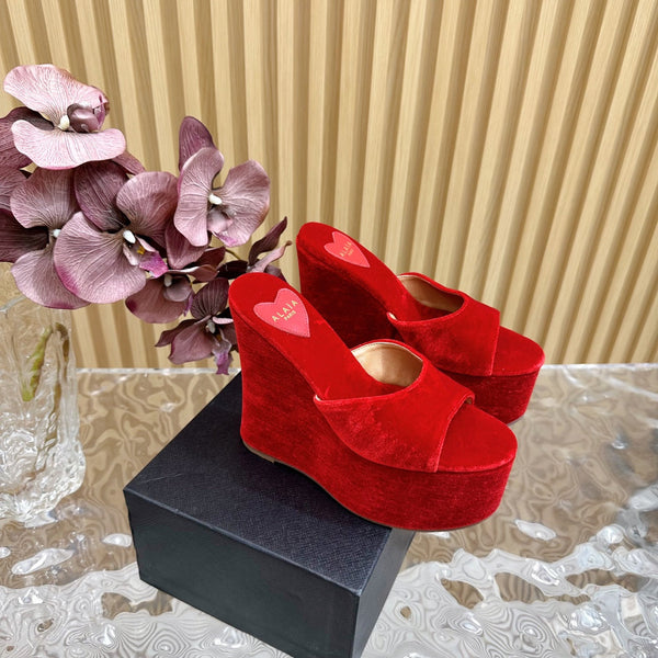 ZEPPA ALAIA IN VELLUTO ROSSO CILIEGIA CON CUORE RICAMATO