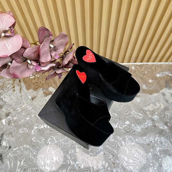 ZEPPA ALAIA IN VELLUTO NERO CON CUORE RICAMATO