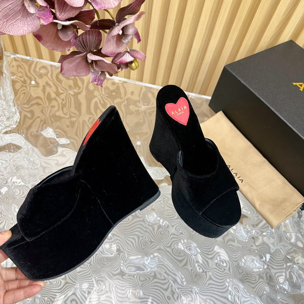 ZEPPA ALAIA IN VELLUTO NERO CON CUORE RICAMATO