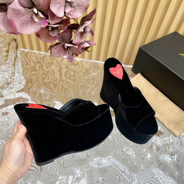 ZEPPA ALAIA IN VELLUTO NERO CON CUORE RICAMATO