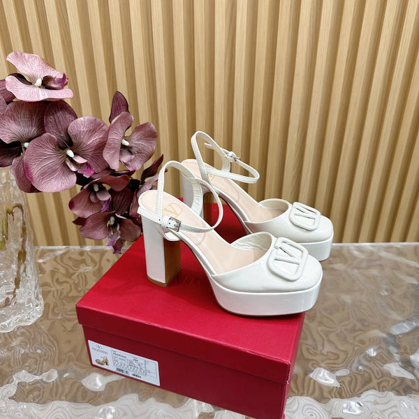 VT Signature 115mm Patent Leather Platform Pumps White Calfskin 286474