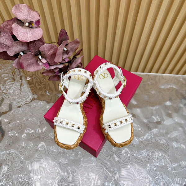 Rockstud Flatform Sandal 75mm In White Calfskin And Raffia 102854