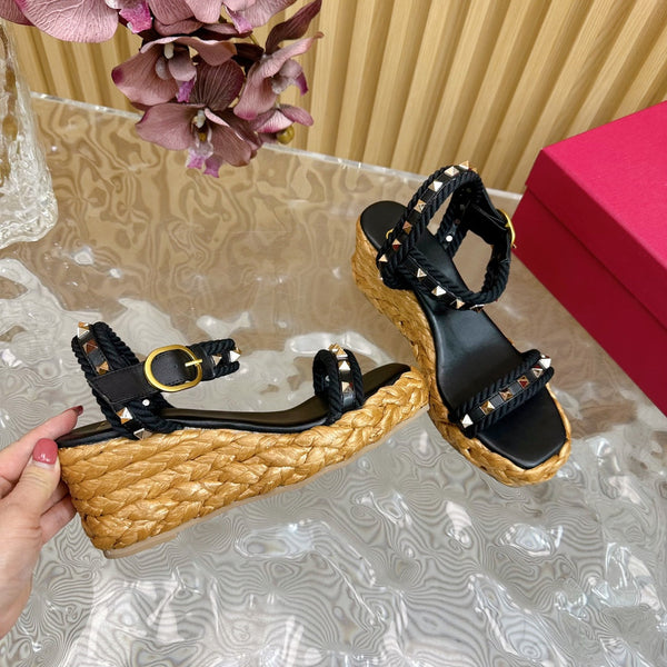 Rockstud Flatform Sandal 75mm In Black Calfskin And Raffia 102860