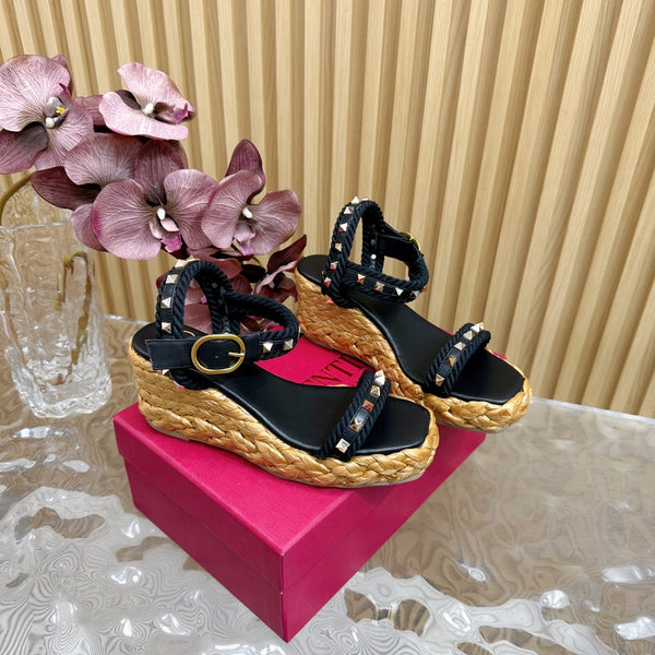 Rockstud Flatform Sandal 75mm In Black Calfskin And Raffia 102860