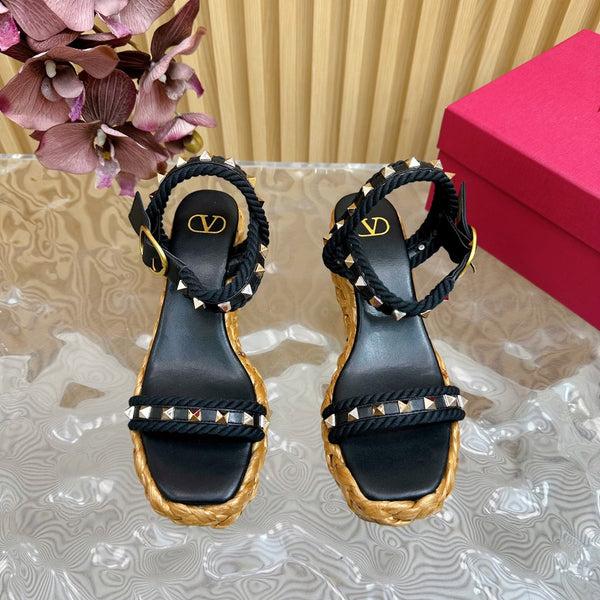 Rockstud Flatform Sandal 75mm In Black Calfskin And Raffia 102860