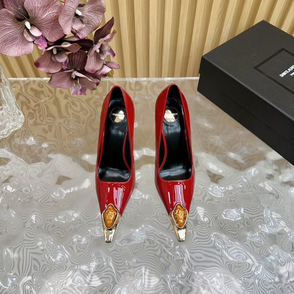 DÉCOLLETÉ ALTE IN PELLE DI VITELLO VERNICIATA ROSSA CON BORCHIE DI GEMME ARANCIONI