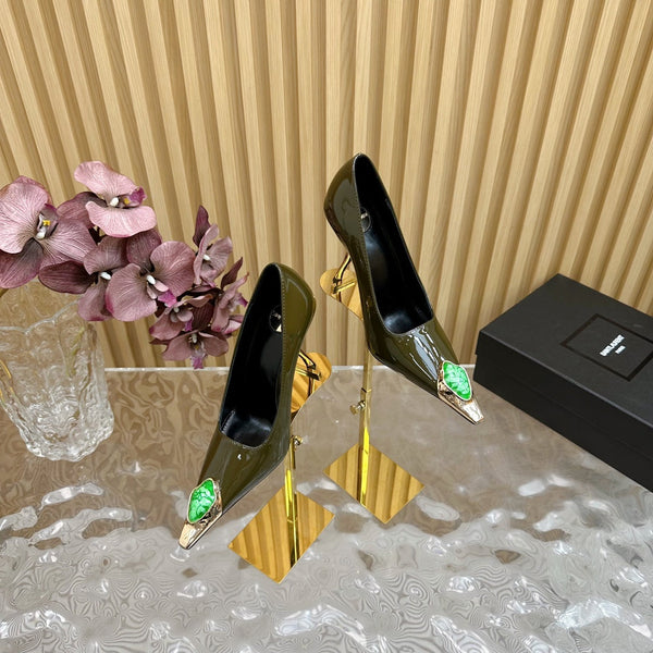 DÉCOLLETÉ ALTE IN PELLE DI VITELLO VERNICIATA VERDE MILITARE CON BORCHIE DI GEMME VERDI