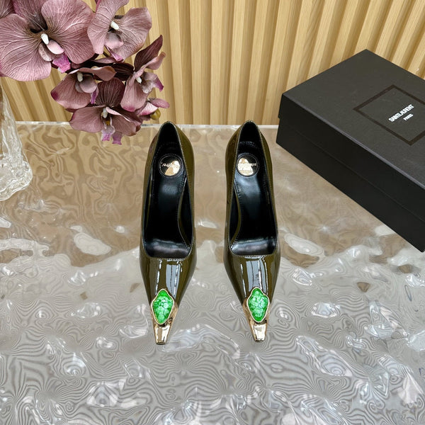 DÉCOLLETÉ ALTE IN PELLE DI VITELLO VERNICIATA VERDE MILITARE CON BORCHIE DI GEMME VERDI