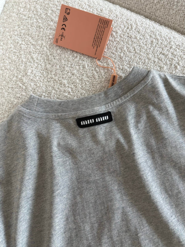 T-shirt brodé Miumiu 2026 à manches courtes en coton blanc et gris 810778