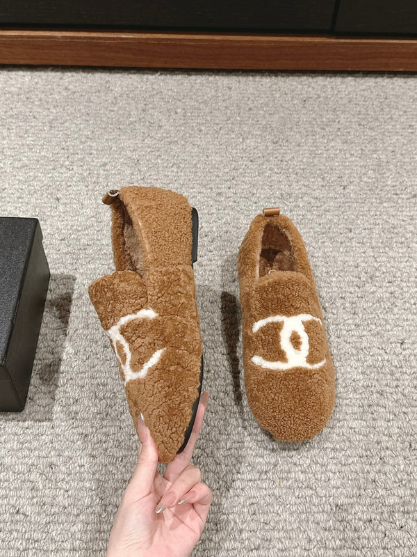 CC LOAFERS IN CINNAMON BROWN FLEECE WITH WHITE LOGO