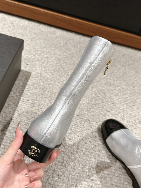 Stivaletto corto CC in pelle di agnello metallizzata argento e pelle di vitello verniciata nera