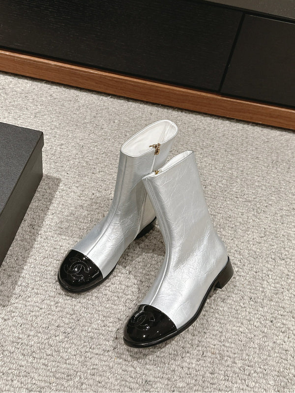 Stivaletto corto CC in pelle di agnello metallizzata argento e pelle di vitello verniciata nera