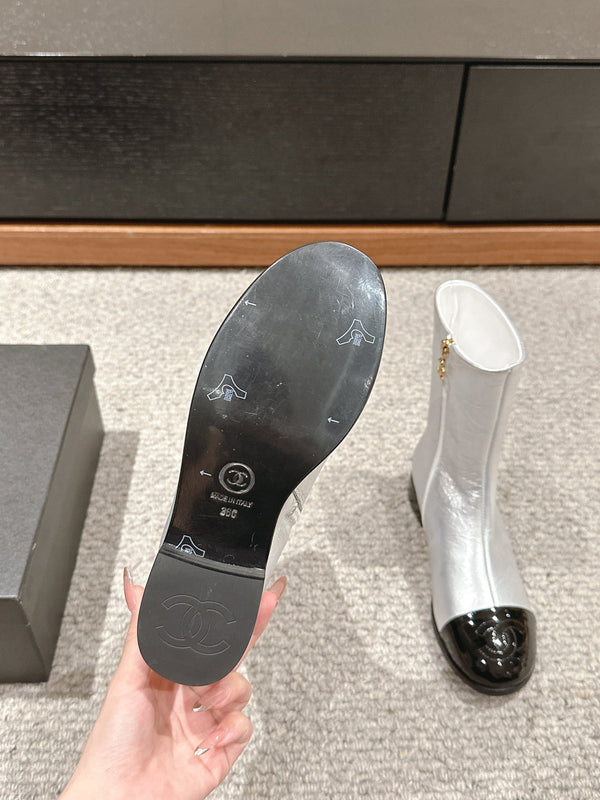 Stivaletto corto CC in pelle di agnello metallizzata argento e pelle di vitello verniciata nera