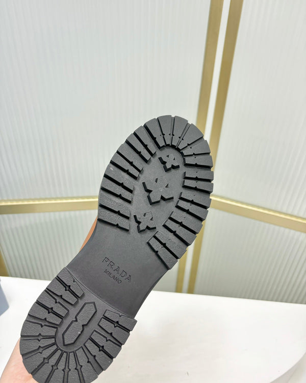 STIVALI AL GINOCCHIO CON LOGO TRIANGOLARE IN PELLE DI VITELLO COLOR CAMMELLO